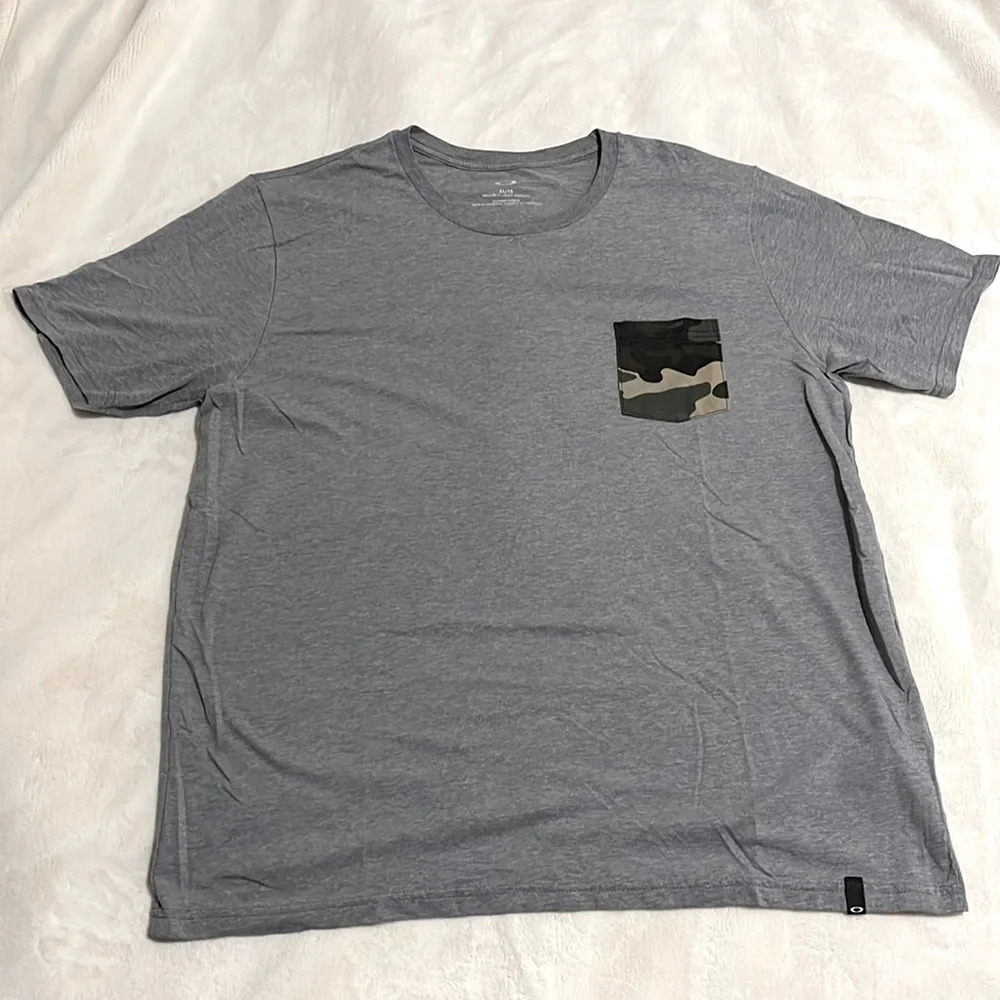 Oakley Men’s Gray XL Tee Shirt With Camo Front Pocke